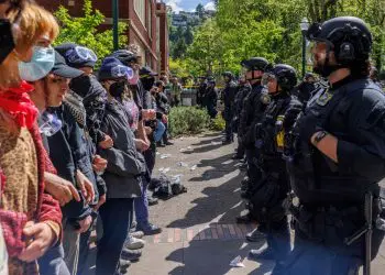 Protestos universitários ao vivo: NYPD revela que policial disparou arma 'involuntariamente' ao invadir escritório trancado em Columbia