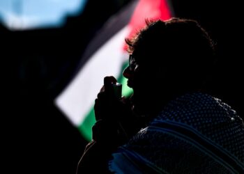 Os protestos pró-palestinos diminuem para números minúsculos e atos sutis de desafio nas formaturas universitárias dos EUA