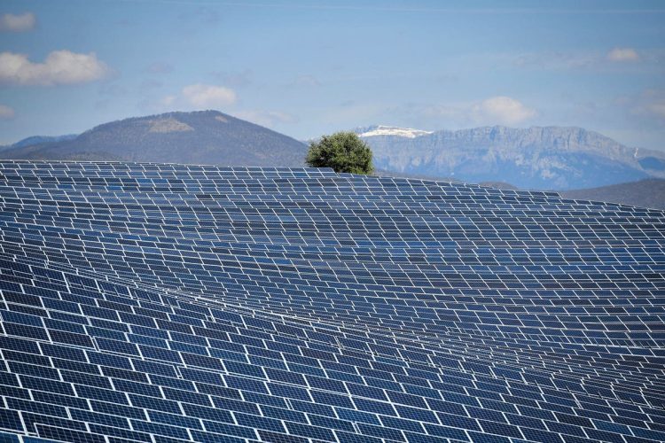 Quebra de recorde mundial de paineis solares impulsiona energia renovavel