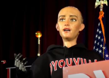 Robô feminino careca e assustador de IA elogia Buffalo Bills e asas de frango em discurso de graduação em Nova York