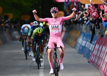 Tadej Pogacar continua dominando o Giro d'Italia com vitória na terceira etapa