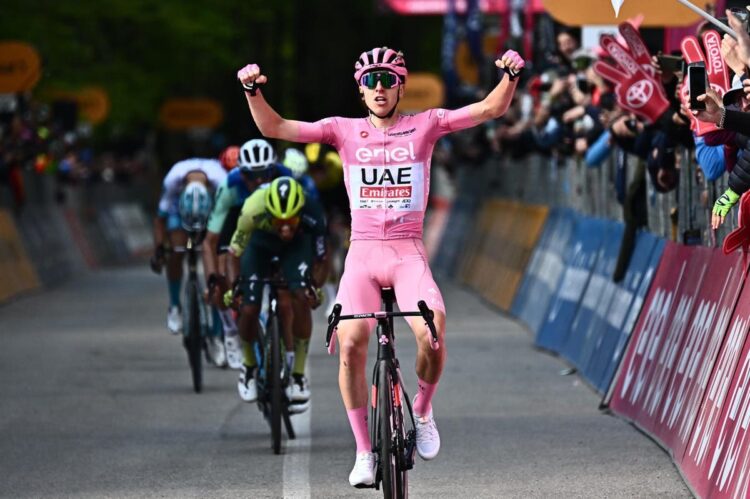 Tadej Pogacar segue imbativel no Giro dItalia com vitoria na