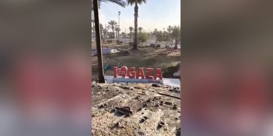 Tanque israelense passa por cima da placa 'Eu amo Gaza' enquanto militares assumem o controle da passagem de Rafah