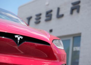 Tesla demite equipe de carregamento, gerando temores de que os motoristas não consigam carregar seus carros