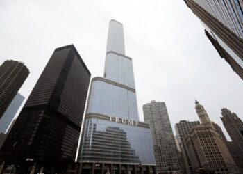 O uso de contabilidade duvidosa por Trump na torre de Chicago significa que ele pode estar com US$ 100 milhões no vermelho, revela investigação do IRS