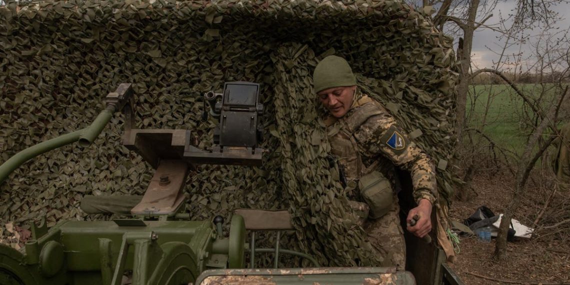 Ucrânia permitirá que alguns prisioneiros condenados reforcem o exército enquanto os russos avançam