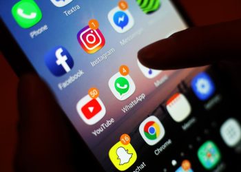 Um em cada sete adolescentes foi exposto ao compartilhamento de nudez online, enquanto o Ofcom pede às empresas de mídia social que reprimam