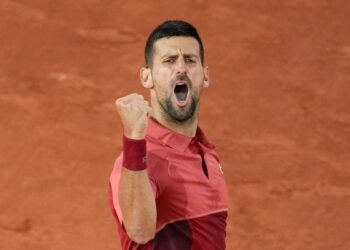 Novak Djokovic vence Roland Garros em dois sets