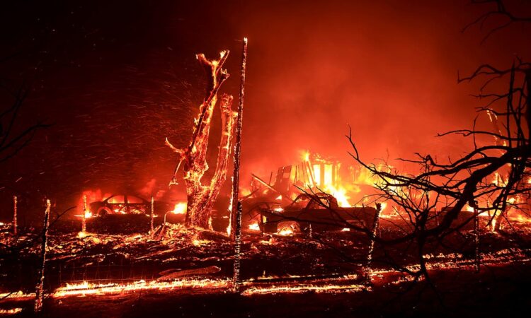 Incendio perto de Sao Francisco queima 14000 acres e evacuacoes