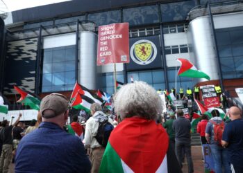 Manifestantes se reúnem em frente ao Hampden Park antes das eliminatórias da Escócia para o Euro 2025 feminino contra Israel