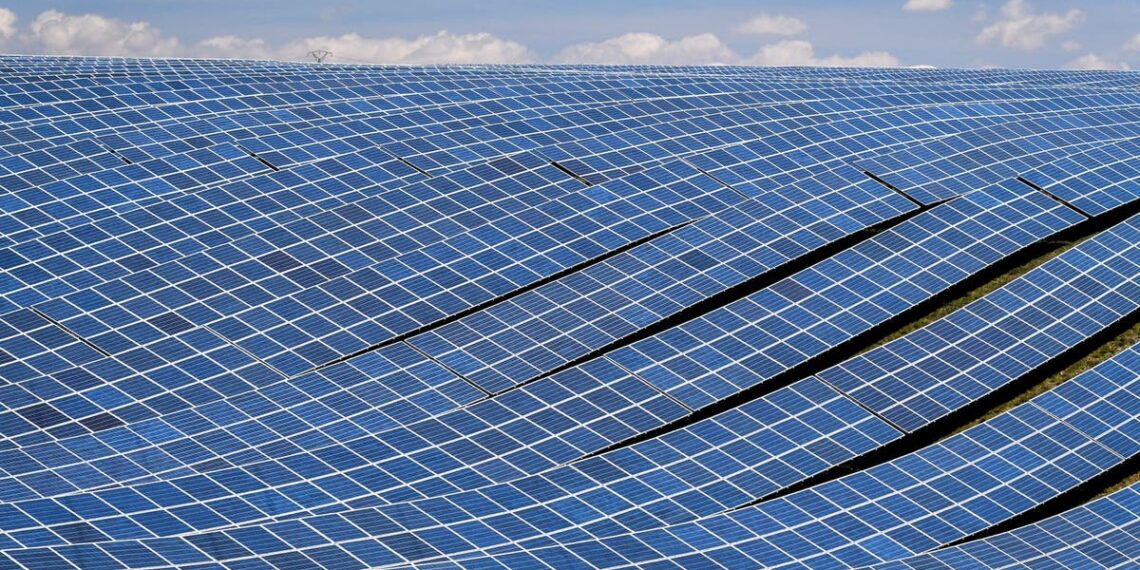 Recorde mundial de painéis solares alcançado com ‘material milagroso’