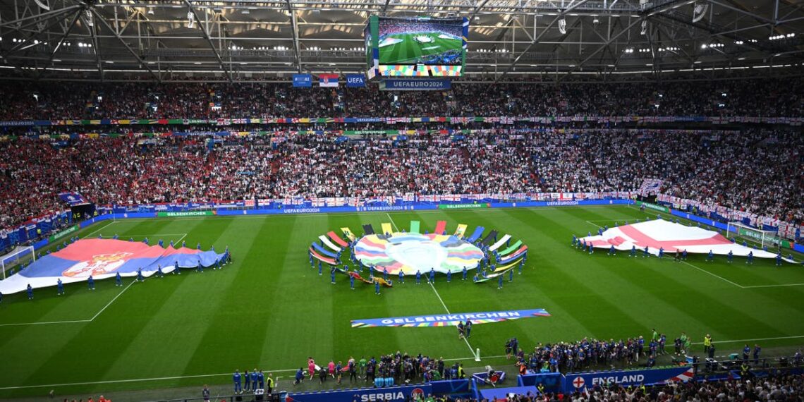 Uefa investiga supostos cantos racistas de torcedores da Sérvia durante jogo contra a Inglaterra