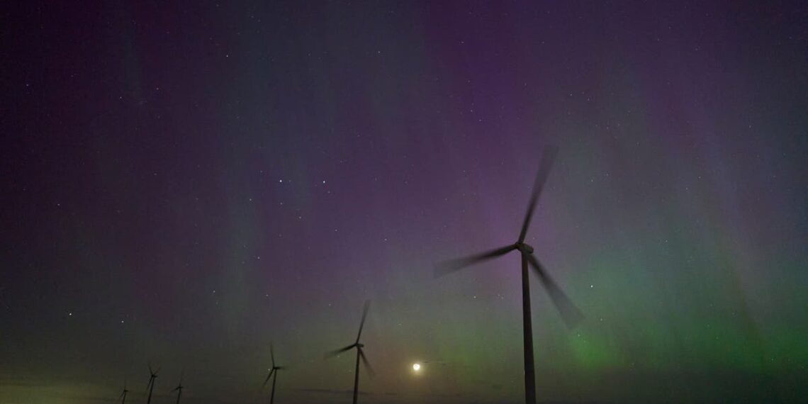 Aurora Boreal será visível nos EUA e na Europa hoje após enorme tempestade solar "canibal" irromper do Sol