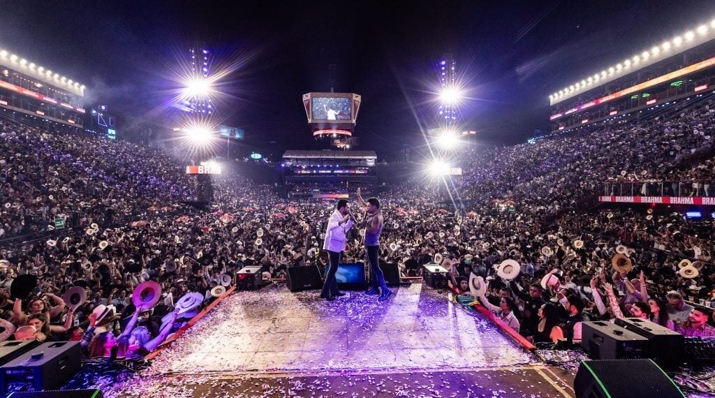 Zezé Di Camargo, Luciano e Luan Santana fazem shows com arena lotada na Festa de Peão de Barretos