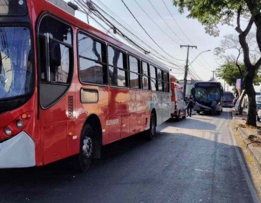 BH: acidente entre três ônibus deixa feridos em Venda Nova - Estado de Minas