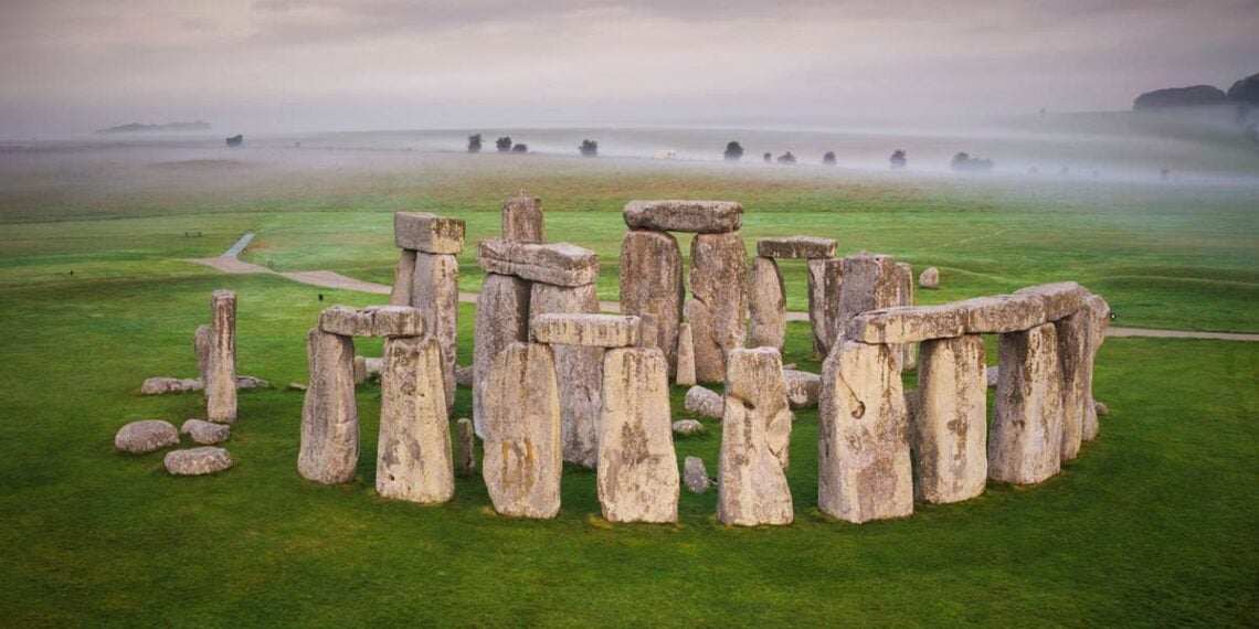 O mistério da pedra do altar de Stonehenge se aprofunda à medida que a pesquisa revela que ela não é de Orkney