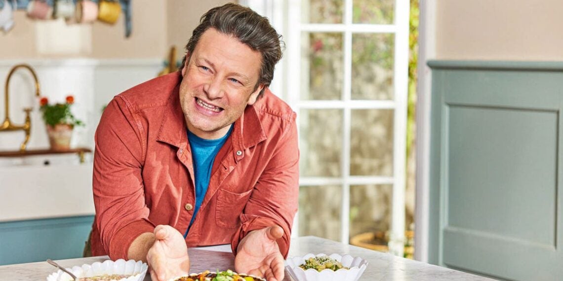 Vinte e cinco anos depois de se tornar Naked Chef, Jamie Oliver está de volta com outro livro de receitas