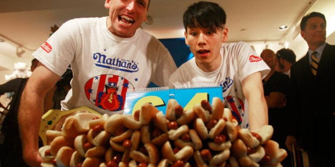 Joey Chestnut ganhou o concurso de comer cachorro-quente do Dia do Trabalho da Netflix após a proibição de Nathan?