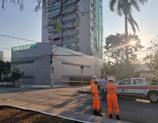 Estrondo em prédio em obras assusta moradores de Montes Claros - Estado de Minas