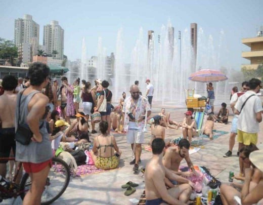 Praça da Estação, em BH, vira praia e atrai centenas de pessoas - Estado de Minas