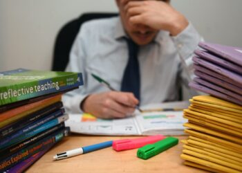 Professores poderão trabalhar em casa no plano trabalhista para impulsionar o recrutamento