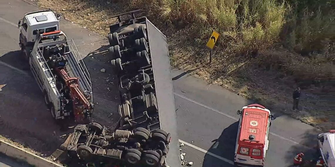 Acidente com carreta mata motorista e fere passageira - G1