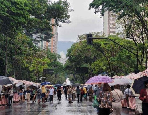 BH segue em alerta de chuva com raios e vento até segunda - Estado de Minas