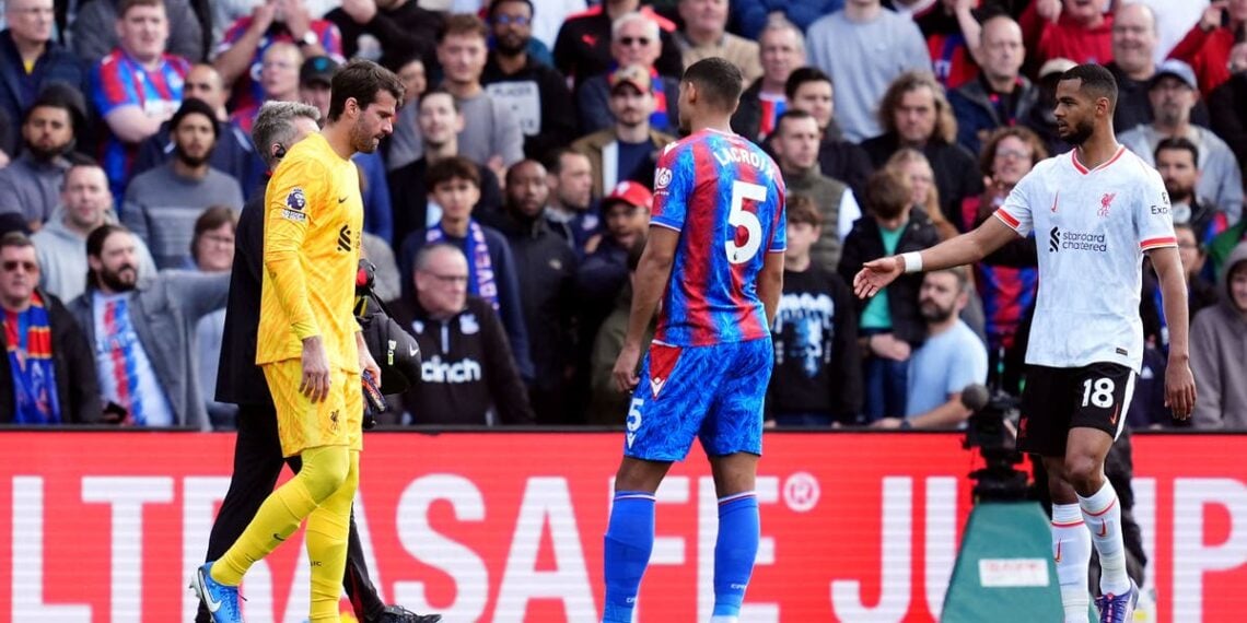 Alisson, do Liverpool, ficará afastado 'por algumas semanas' devido ao último problema no tendão da coxa