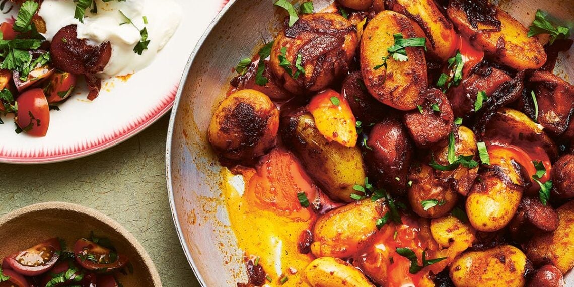 Receita de esmagamento de chouriço e gema quebrada com molho de tomate