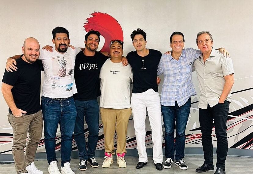 Em Miami, Luan Santana é recebido pelo time da Sony Latina