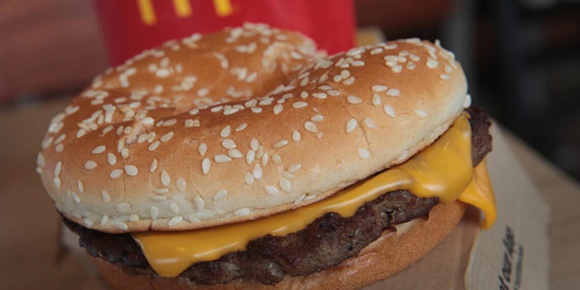 McDonald's Quarter Pounders ligados ao surto de E. coli em 10 estados