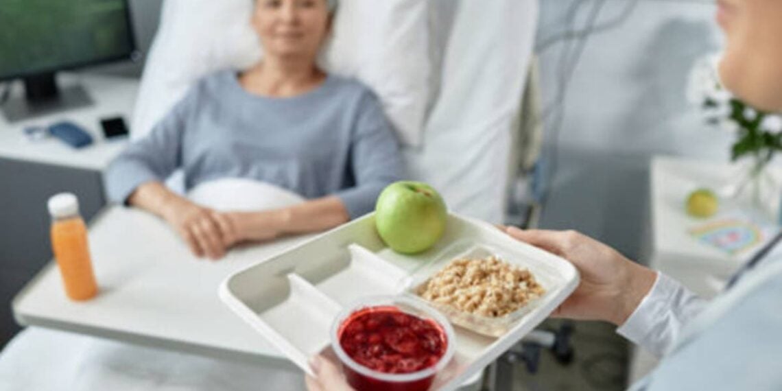 O guru alimentar Tim Spector e especialistas em saúde pedem ao NHS que torne a comida vegana a norma nos hospitais