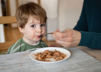 Proibir o atum enlatado em escolas e hospitais, dizem ativistas, após níveis tóxicos de mercúrio encontrados em amostras