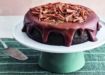 Experimente esta receita de bolo de chocolate expresso para os bolos mais simples