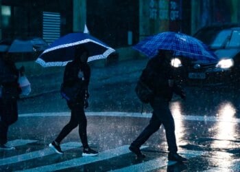 Foto mostra chuva e vento