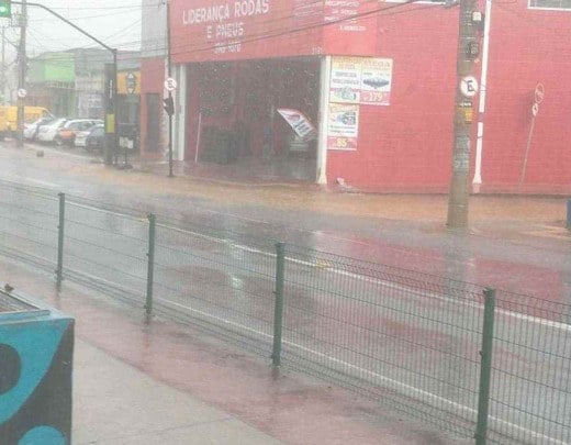 BH: chuva 'extremamente forte' provoca alagamentos e interdição de ruas - Estado de Minas