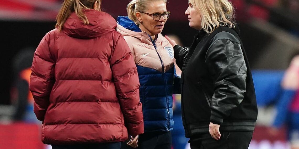 A técnica dos EUA, Emma Hayes, admite a incerteza do hino antes do impasse na Inglaterra