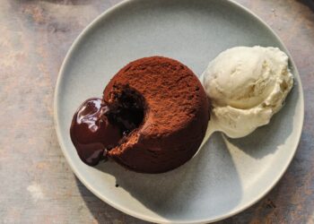 Fondants de chocolate Gino D'Acampo: guloseimas indulgentes que derretem no meio da sua fritadeira