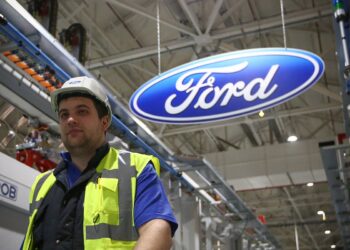 Ford cortará 800 empregos no Reino Unido à medida que desacelera a aceitação de carros elétricos