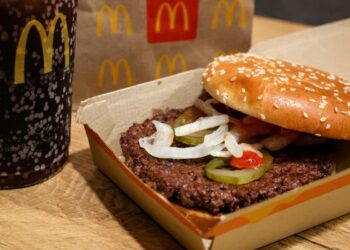 Surto de E. coli no McDonald's: gigante do fast food investe US$ 100 milhões para trazer clientes de volta