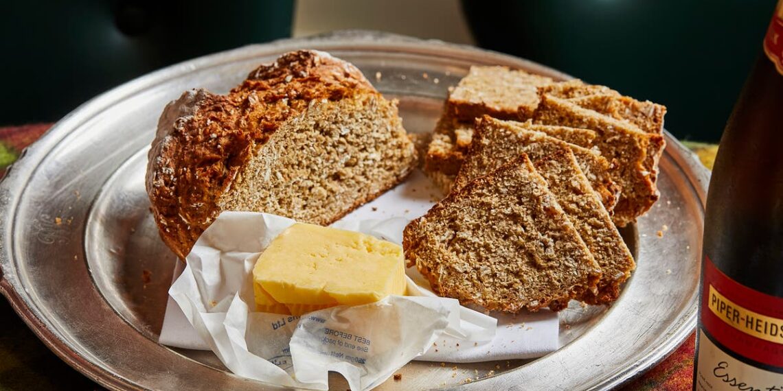 Usando uma velha lata de feijão cozido para fazer o tradicional pão refrigerante irlandês