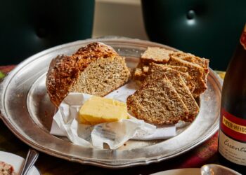 Usando uma velha lata de feijão cozido para fazer o tradicional pão refrigerante irlandês