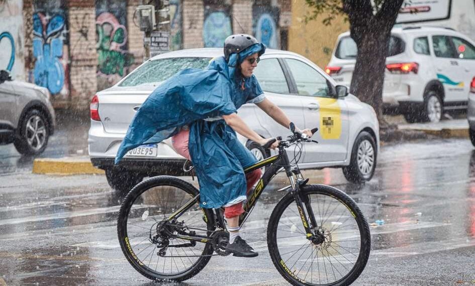 Fortaleza tem pontos de alagamento e semáforos instáveis em manhã de chuva - Diário do Nordeste