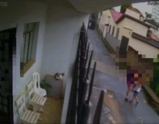 Homem é flagrado dando socos e chutes em filho autista de 6 anos; vídeo - Estado de Minas