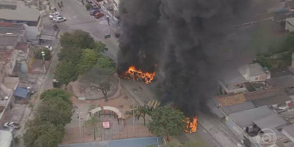 Operação contra tráfico de drogas tem tiroteio e ônibus incendiados na Zona Norte do Rio - G1