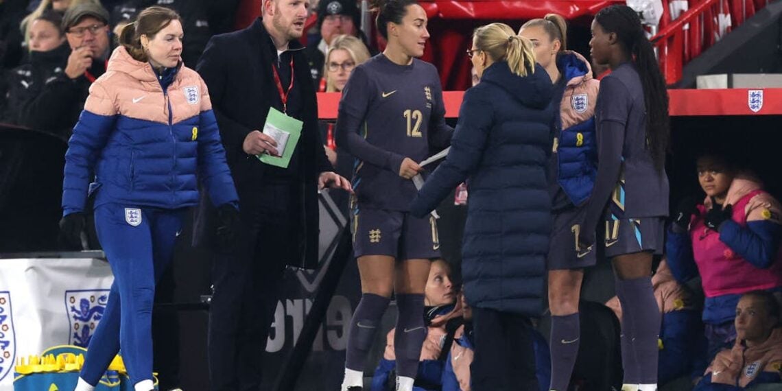 Sarina Wiegman explica a razão bizarra pela qual Lucy Bronze perdeu o amistoso das Lionesses