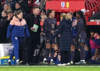 Sarina Wiegman explica a razão bizarra pela qual Lucy Bronze perdeu o amistoso das Lionesses