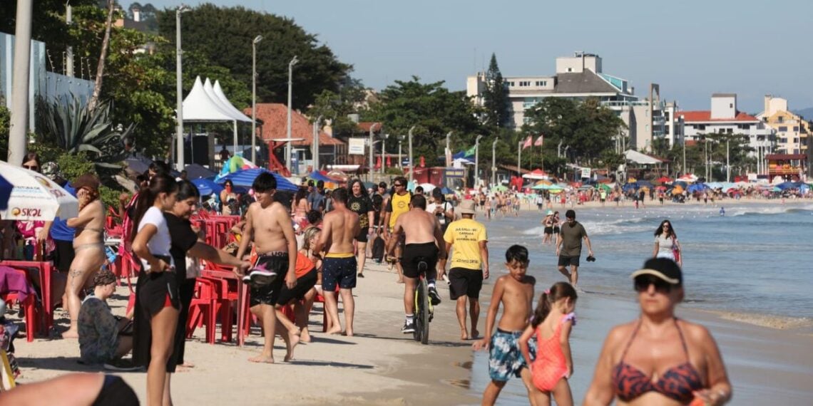 Turistas argentinos "invadem" Florianópolis com dólar em alta