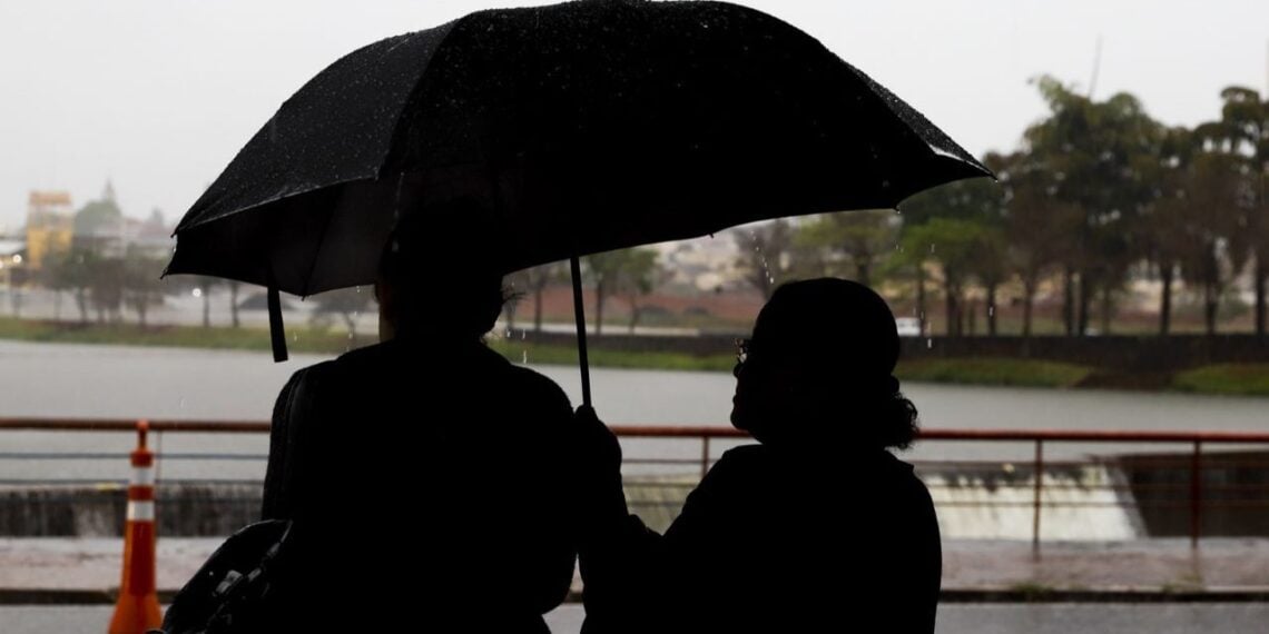 Com corredor de umidade e frente fria, Norte e Nordeste devem ter chuva forte no fim de semana - G1