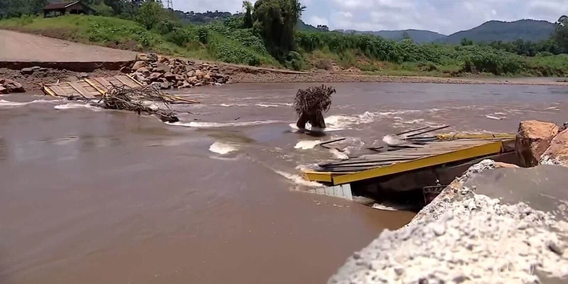 Chuva volta a provocar estragos em cidades do RS; ponte inaugurada há 2 meses é destruída - G1